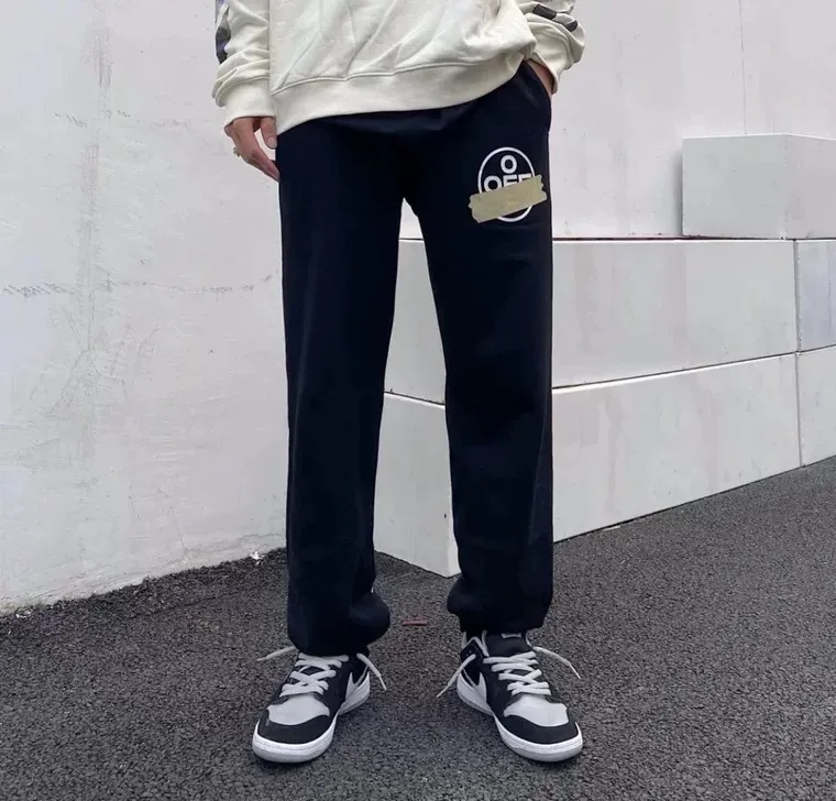♻️💯Refer to the model picture for the upper body❤️ The top tested version for spring and autumn OFF WHITE OW patch bronzing tape arrow sweatpants for men and women, the same style pure cotton loose trousers for men and women OW men's and women's loose leg-fitting sports casual pants, with anti-counterfeiting technology on the back, the real over-the-top version OW yellow glue, obvious signature, unique high street style! The stylized design is printed on a classic frame, and a layer of foundation-colored colloid with a graffiti effect is superimposed on the printing. It is visually very consistent with the theme, as if a layer of tape has been pasted, and the design is brilliant! Heavy, tougher and retro, the main elements are heavily engineered, the micro-profile version is suitable for both men and women, surrounded by more street-style inkjet elements, and the inkjet style of street graffiti is everywhere. The printing is done on a Japanese-owned Mimaki printing machine, with no edges or burrs. Inkjet heat transfer is hot-pressed and cold-teared, and the high temperature is 180 degrees. The front piece needs to be pressed twice (the second time requires 180kg of air pressure). The transparent fabric pattern is anti-scratch and ironing, and the printing does not fog up. The semi-transparent tape in the front circle can reveal the covered part of the printing below. The color of the golden printing on the tape is not a flat color, and the colors of the tape printing are different in depth. The wash label is also customized according to the original font from the company. The accessories still use the full line of correct accessories. The rectangular woven collar label design has canceled the previous three-dimensional silicone feel font and changed it to a fully woven collar label. You can see fluorescent fonts on the collar label. The five-link silicone hang tag, the three-link washable label and the zebra crossing packaging line are still the same. Size chart Hips 56, recommended 120-150 catties M pants length 104 waist 80 hips 58 recommended 150-170 catties L pants length 106 waist 82 hips 60 recommended 170-190 catties (the waist is elastic and can be enlarged) Color: Black White P: 360